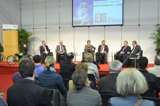 Im Gespräch mit dem Bundesminister für Wirtschaft und Technologie, Dr. Karl-Theodor Freiherr zu Guttenberg (links) und dem Bayerischen Ministerpräsidenten Horst Seehofer (rechts) beim Auftakt der EnergieEffizienz Tour 2009 auf der Internationalen Handwerksmesse (IHM)